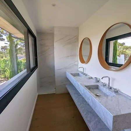 Des Pins : Maison D'architecte Avec Piscine, à 500m Des Plages, Calme Et Ensoleillée Villa Anglet